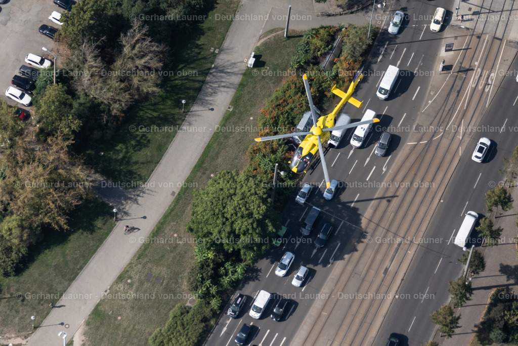 4040930 | LEIPZIG 15.09.2020 Helikopter - Hubschrauber "Christoph 63" mit der Kennung D-HGWD der ADAC Luftrettung im Fluge über dem Luftraum des Roßplatz im Ortsteil Zentrum in Leipzig im Bundesland Sachsen, Deutschland. Weiterführende Informationen bei: ADAC Luftrettung gGmbH. // Helicopter in flight "Christoph 63" of ADAC Luftrettung over the air space in the district Zentrum in Leipzig in the state Saxony, Germany. Further information at: ADAC Luftrettung gGmbH. Foto: Gerhard Launer