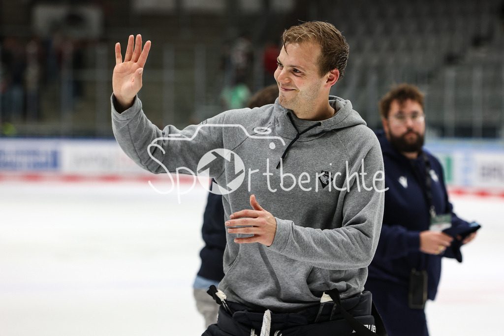 Augsburger Panther - ERC Ingolstadt | Die Spieler des ERC Ingolstadt feier zusammen mit den Fans den Sieg in Augsburg / Michael GARTEIG (ERC #34)