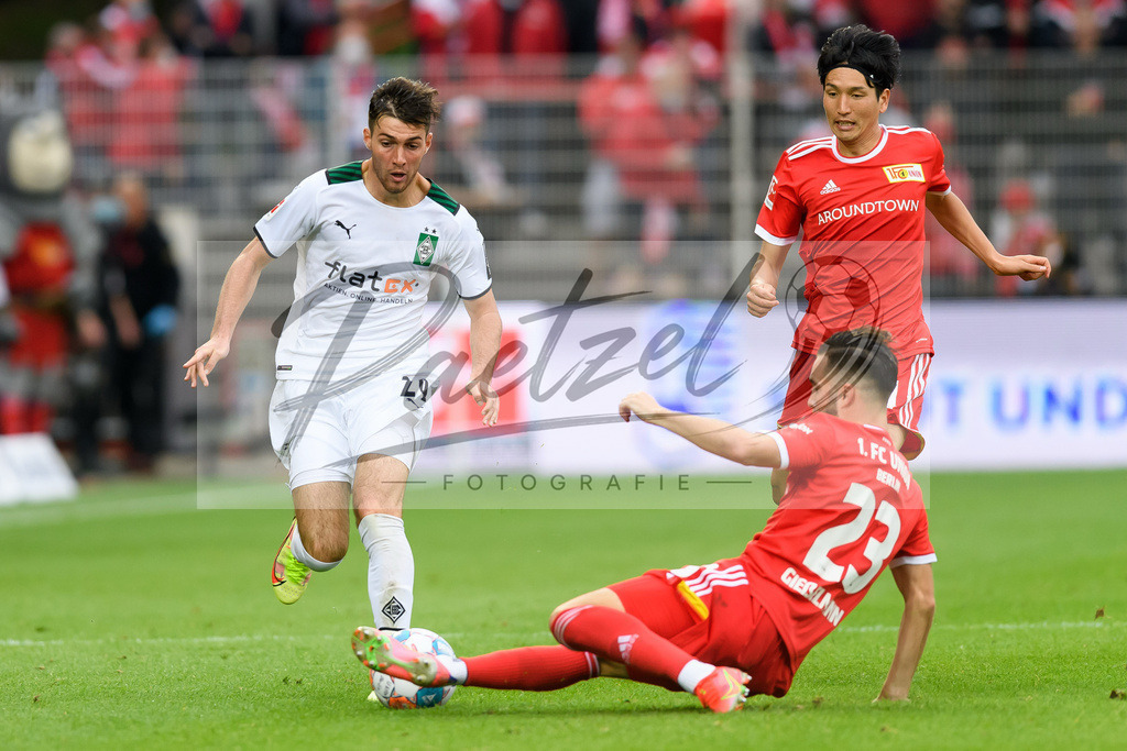 FCUBMG20210829_045 | Fussball, Herren: Joe Scally (Borussia Moenchengladbach) und Niko Giesselmann (1.FC Union Berlin) im Zweikampf beim Spiel der 1. Bundesliga zwischen 1. FC Union Berlin und Borussia Moenchengladbach im Stadion An der Alten Foersterei am 29.08.2021 in Berlin, Deutschland. - Realisiert mit Pictrs.com