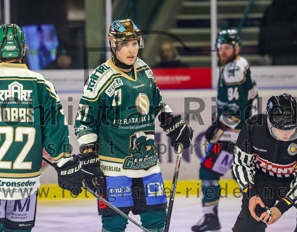 2025-11-30_054_TSV_Erding_gegen_EC_Peiting | Erding, Deutschland, 30.11.2025:Eishockey, Oberliga Süd 2025 / 2026, 22. Spieltag, TSV Erding gegen EC Peiting, Endergebnis: 5:1Grady Hobbs (Erding Gladiators, #22), Thomas Matheson (Erding Gladiators, #37)Foto: Christian Riedel / fotografie-riedel.net