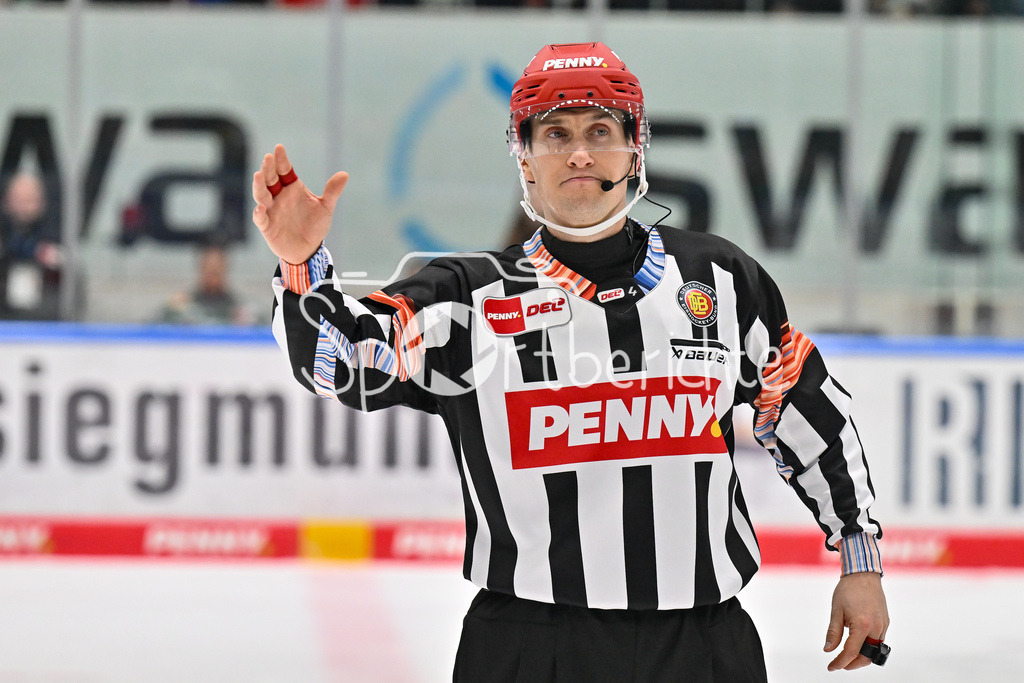 Augsburger Panther - Adler Mannheim | Im Bild ein Schiedsrichter / Sondertrikot / DEL / Klimawoche / Nachhaltigkeit / DEL: Augsburger Panther - Adler Mannheim, Curt Frenzel Stadion am 16.02.2025