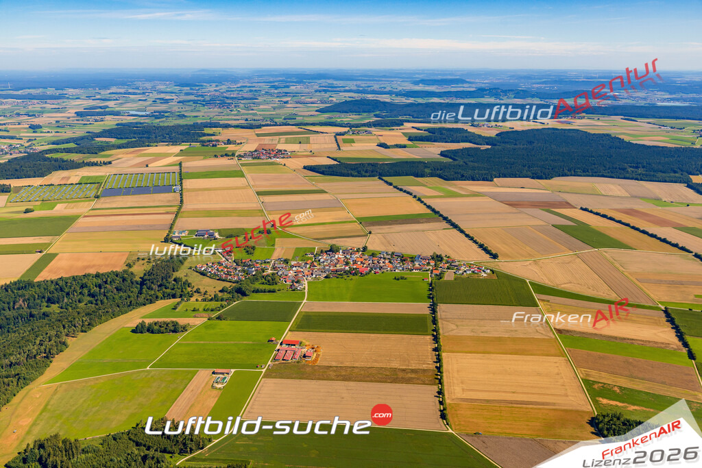 Klassische Luftaufnahme ohne Drohne zeigt:Röckenhofen bei Greding - Die Luftbildaufnahme wurde 2025 vom UL-Flugzeug heraus erstellt ( keine Drohne ) - Hochauflösende Luftaufnahme -Nicht vergleichbar mit Google Maps oder Satelittenbilder- Die Geschenkidee !Mit Lizenz und Bildrechte bestellbar