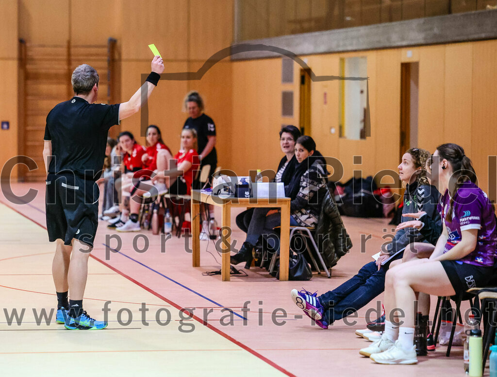 2024-01-27_041_SpVgg_Altenerding_II_gegen_TV_Altoetting_II | Erding, Deutschland, 27.01.2024:
Handball, Bezirksliga Frauen Altbayern 2023 / 2024, 10. Spieltag, SpVgg Altenerding II gegen TV Altötting II, Endergebnis: 17:29

Trainerin Nicole Steinbrecher (SpVgg Altenerding)

Foto: Christian Riedel / fotografie-riedel.net