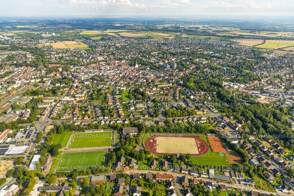 Beckum230804939 | Luftbild, Jahnstadion und Römerkampfbahn, Blick zur Innenstadt, Beckum, Münsterland, Nordrhein-Westfalen, Deutschland