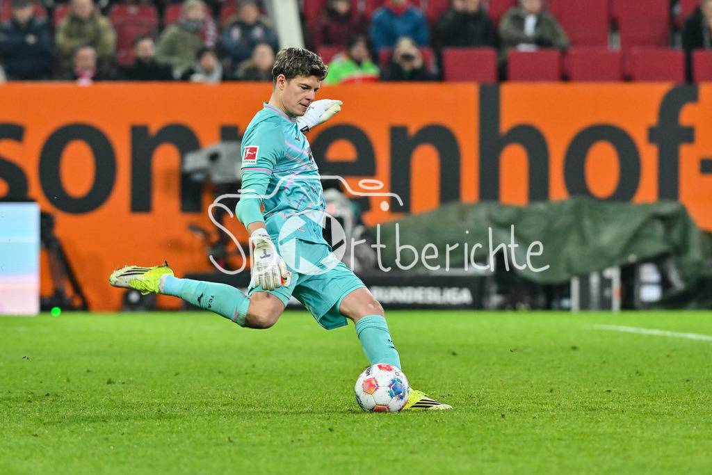 FC Augsburg - 1. FC Union Berlin | AUGSBURG, GERMANY - 15. JANUARY: am Ball Finn DAHMEN (FC Augsburg 1) / Einzelfoto / Freisteller während dem Bundesligamatch zwischen dem FC Augsburg und dem 1. FC Union Berlin am 17. Spieltag in der WWK-Arena / DFL REGULATIONS PROHIBIT ANY USE OF PHOTOGRAPHS AS IMAGE SEQUENCES AND/OR QUASI-VIDEO