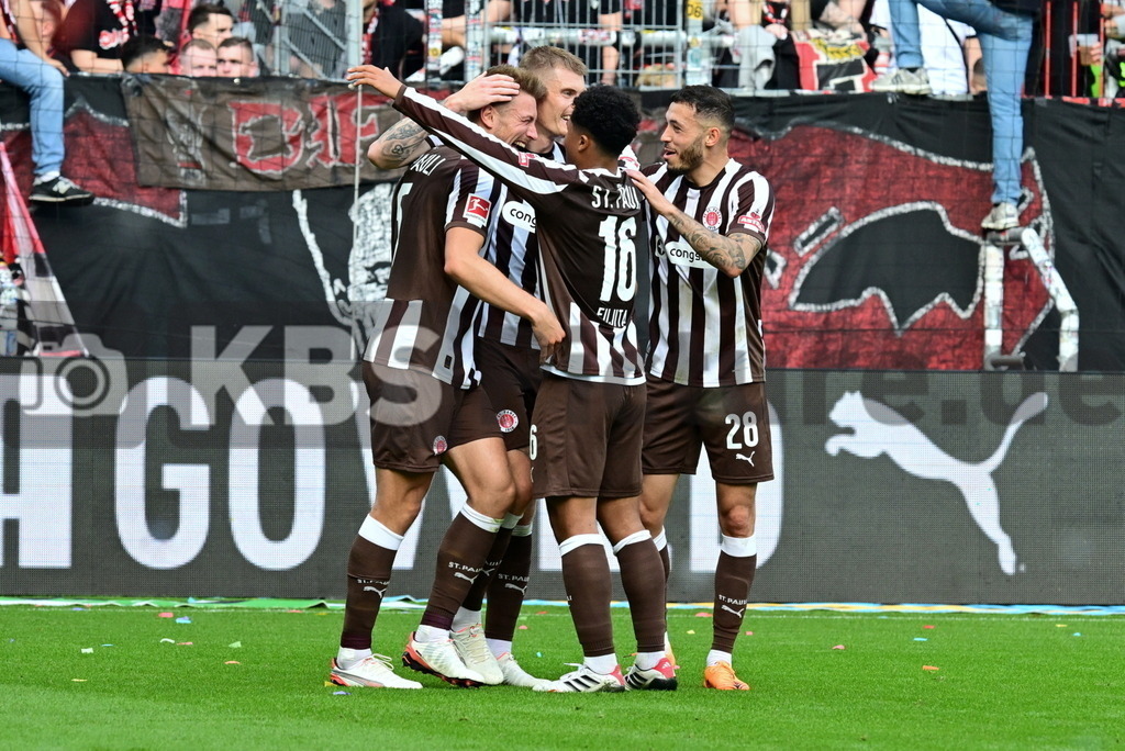 KBS Picture_FCStPauli-Bayer04Leverkusen_043 | St. Pauli Torjubel zum 1:1 v.l. Torschuetze Wahl Hauke (St.Pauli) , Smith Eric (St.Pauli) , Fujita Joel Chima (St.Pauli) , Pereira Lage Mathias (St.Pauli) ,Sportplatz :  Millerntor Stadion, - Realisiert mit Pictrs.com