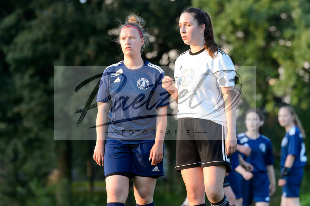 GREBES20210719_037 | Fussball, Frauen:   beim Spiel der 1. Kreisklasse zwischen TSG 07 Burg Gretesch IV und TuS Bad Essen im TSG-Sportpark am 19.07.2021 in Osnabrueck, Deutschland. - Realisiert mit Pictrs.com