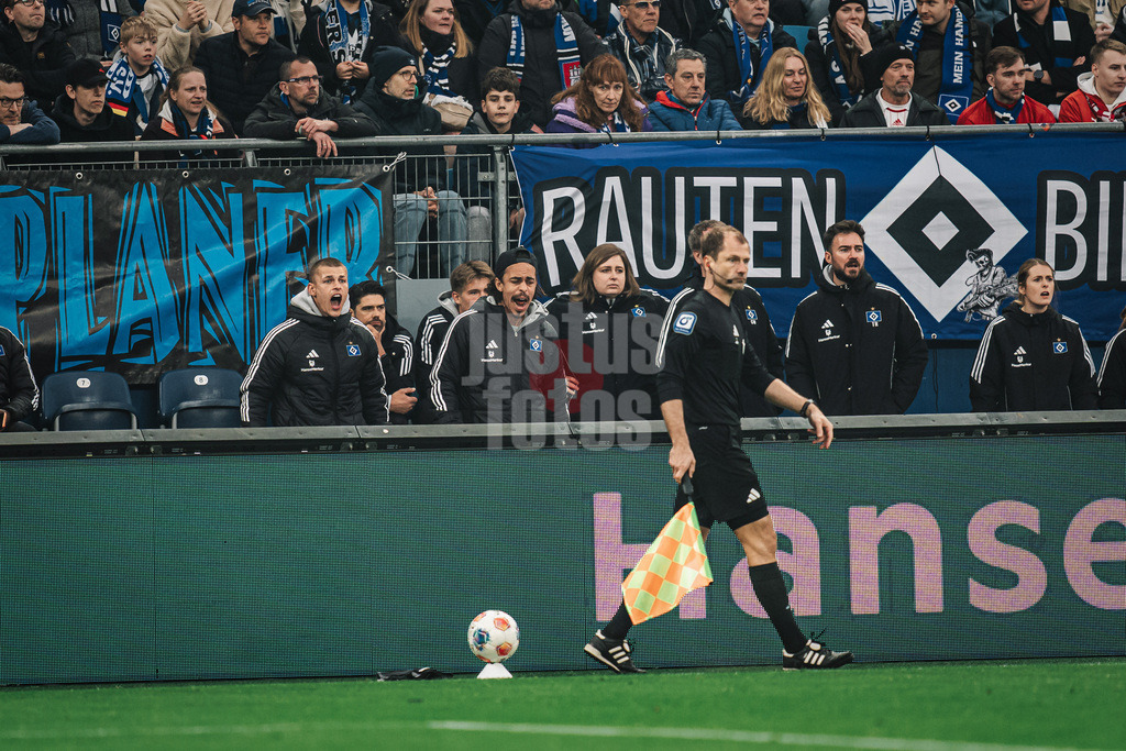 Fußball | Männer | Saison 2025/2026 | 1. Fußball-Bundesliga | 31. Spieltag | Hamburger SV vs. TSG Hoffenheim | 25.04.2026 | v.l. Miro Muheim (#28, HSV) und Yussuf Poulsen (#15, HSV) beschweren sich