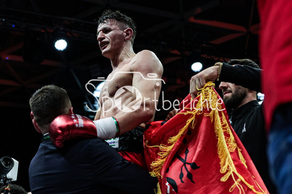 Profi - Box - Gala / Main Event | Robin KRASNIQI (rote Hose) feiert nach seinem Sieg gegen Timour NIKARKHOEV