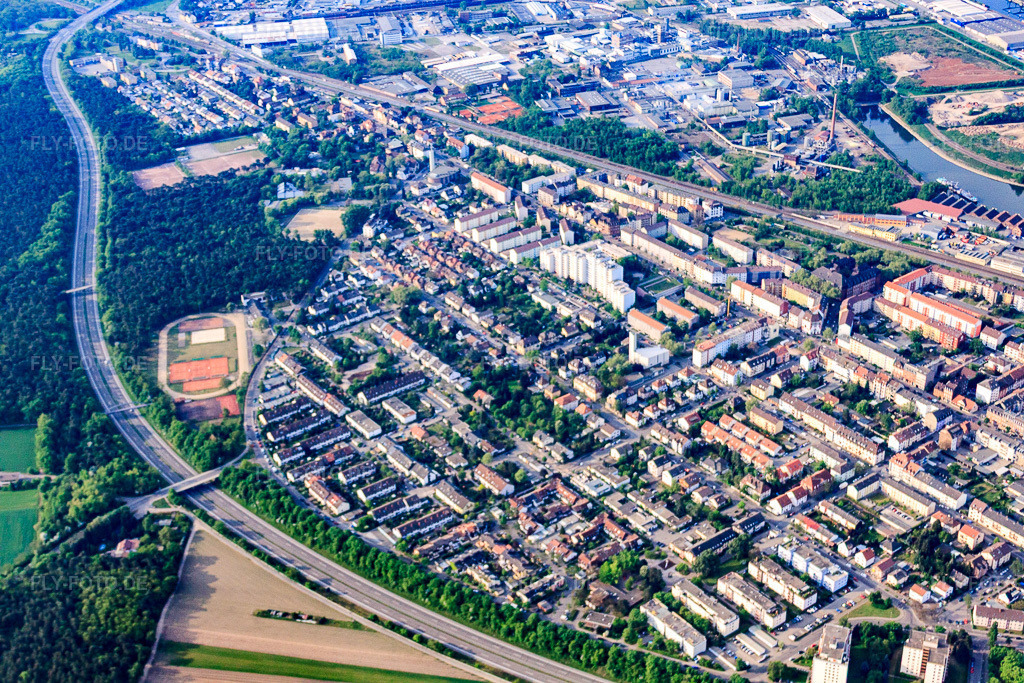 Luftbild: Ortsansicht zwischen Bahnlinie und B36 aus Westen im Ortsteil Rheinau in Mannheim im Bundesland Baden-Württemberg in Deutschland. Foto: IMG_40557.jpg vom 24.04.2011 durch Werner Riehm/FLY-FOTO.deAuflösung des Originals: 4752 x 3168 px