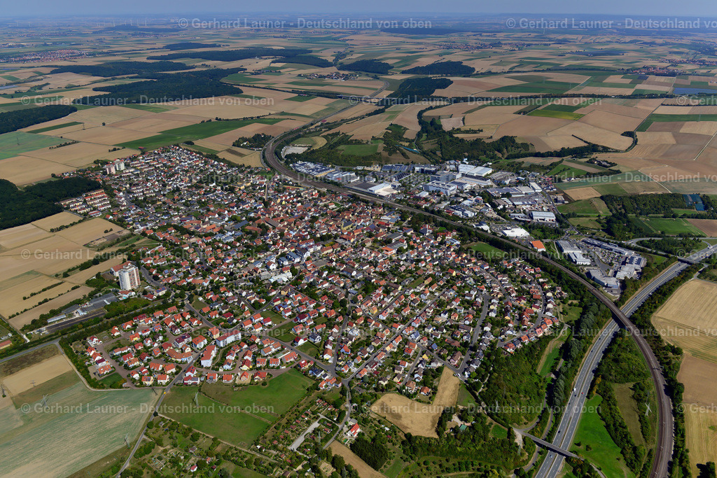 3650180 | ROTTENDORF 31.08.2016 Stadtgebiet mit Außenbezirken und Innenstadtbereich am Rand von landwirtschaftlichen Feldern und Ackerflächen in Rottendorf im Bundesland Bayern, Deutschland // Urban area with outskirts and inner city area on the edge of agricultural fields and arable land in Rottendorf in the state Bavaria, Germany Foto: Gerhard Launer