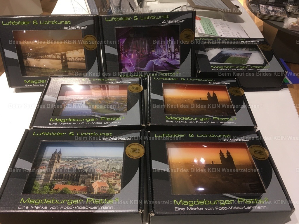 Thalia Florapark 7x | Mehrere kleine „Magdeburger Platten®“ in ihren selbst gefalteten Verpackungen mit Sichtfenster – hier bei der Auslieferung an Thalia in Magdeburg.Der Aufwand für diese Verpackung war im Verhältnis zum Nutzen sicher nicht immer wirtschaftlich. Aber darum ging es in dieser Phase auch ein Stück weit: ausprobieren, Erfahrungen sammeln und herausfinden, was funktioniert. Heute sehe ich solche Fotos mit etwas Abstand – und bin trotzdem stolz darauf, dass ich die Idee damals einfach gemacht und immer wieder weiterentwickelt habe.Trial and Error gehörte zur Magdeburger Platte® dazu. Nicht alles musste am Ende erfolgreich sein, um Teil der Geschichte zu werden. - Realisiert mit Pictrs.com