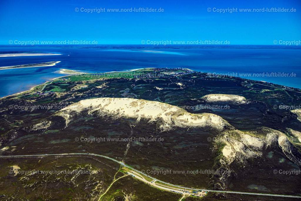 Sylt_List_Wanderdünen_ELS_5724210625 | LIST 13.06.2025 Aufschüttungen einer Sand- Dünen- und Wanderdünen- Landschaft in List auf der Insel Sylt im Bundesland Schleswig-Holstein, Deutschland. // Sand, dune and shifting dune landscape in List at the island Sylt in the state Schleswig-Holstein, Germany. Foto: Martin Elsen