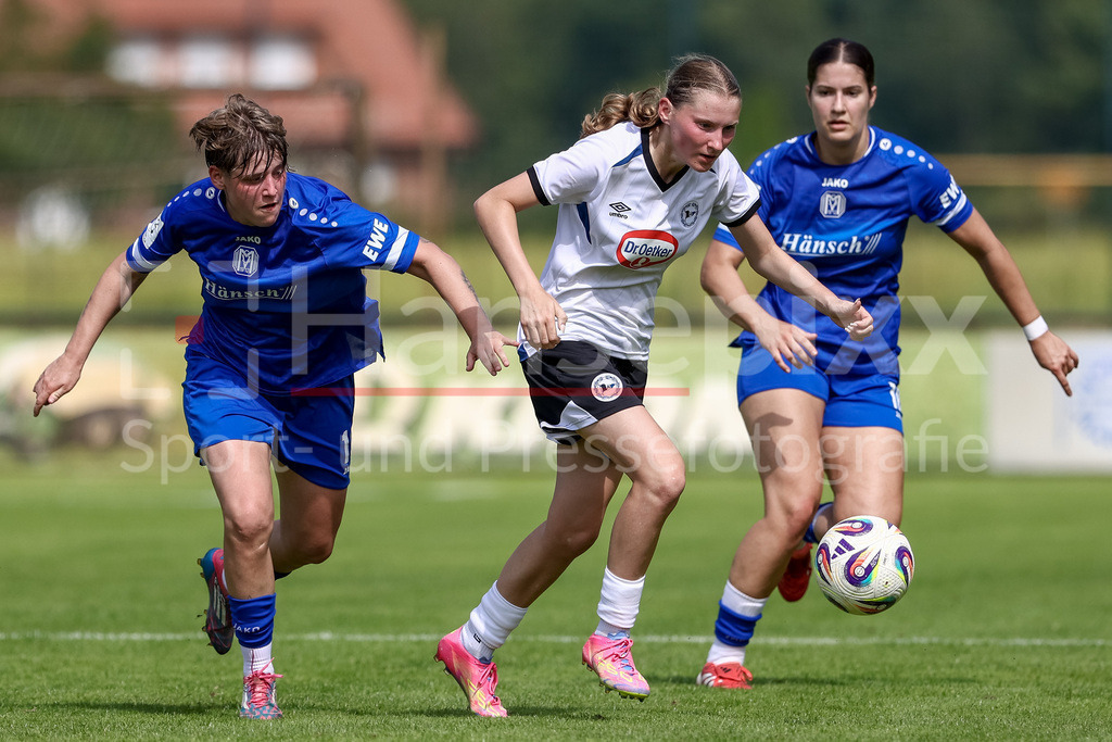 Fussball, Testspiel Frauen, SV Meppen - DSC Arminia Bielefeld | v.li.: Lea Mauly (SV Meppen, 19) und Martha Stuckenschneider (DSC Arminia Bielefeld, 24) im Zweikampf, Duell, Dynamik, Aktion, Action, Spielszene