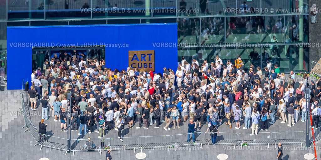 Hamm250808700-2 | Luftbild Hamm Kunstgalerie Mensing, Event, 1000 Besucher werden in der Kunstgalerie Art Cube erwartet, Ex-Rapper Kollega tritt auf, Besucherschlange, Rhynern, Hamm, Nordrhein-Westfalen, Deutschland