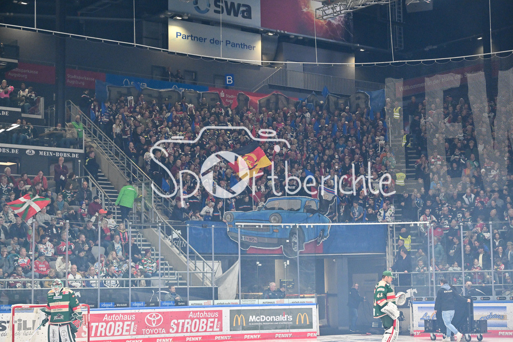 Augsburger Panther - Eisbären Berlin | Die Fans der Eisbären haben eine Choreo vorbereitet / Tag der deutschen Einheit, DDR / DEL: Augsburger Panther  - Eisäbren Berlin; Curt Frenzel Stadion am 03.10.2025