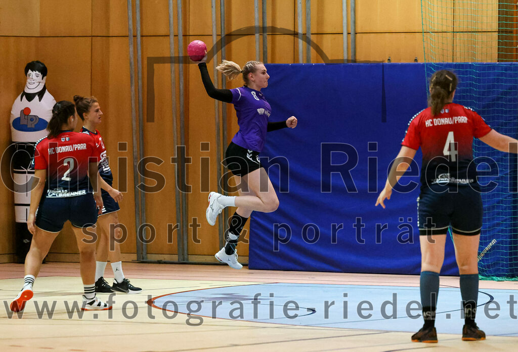 2022-11-19_106_SpVgg_Altenerding_gegen_HC_Donau-Paar | Erding, Deutschland, 19.11.2022:
Handball, Bezirksoberliga Frauen Altbayern 2022 / 2023, 5. Spieltag, SpVgg Altenerding gegen HC Donau/Paar, Endergebnis: 22:33

Katharina Müller (HC Donau/Paar, #2), Lena Marie Becker (SpVgg Altenerding, #8), Simone Jens (HC Donau/Paar, #4)

Foto: Christian Riedel / fotografie-riedel.net