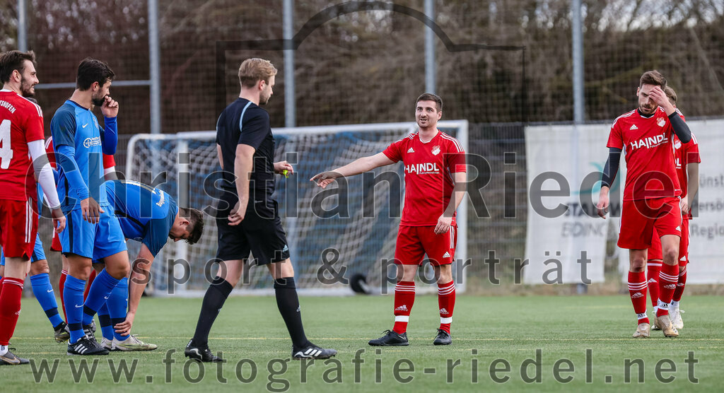 2024-02-24_086_FC_Langengeisling_gegen_FC_Walkertshofen | Erding, Deutschland, 24.02.2024:
Fußball, Bezirksliga Oberbayern Ost 2023 / 2024, Testspiel, FC Langengeisling gegen FC Walkertshofen, Endergebnis: 5:3

Kilian Stenzel (FC Langengeisling, #32), Florian Rupprecht (FC Langengeisling, #11), Schiedsrichter Philipp Steinbach, Thomas Resner (FC Walkertshofen, #18)

Foto: Christian Riedel / fotografie-riedel.net