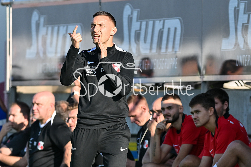 SpVgg Hankofen-Hailing - FC Bayern Amateure | im Bild Tobias BECK - Trainer Hankofen-Hailing / Freisteller / Einzelfoto