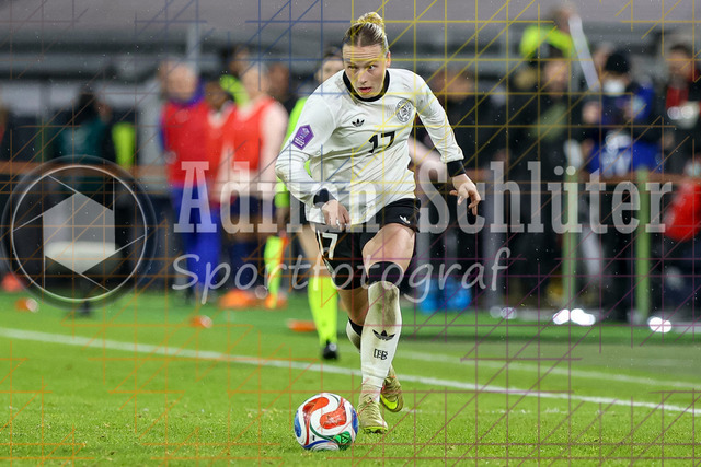 Deutschland vs Frankreich - Halbfinale - UEFA Women's Nations League | Düsseldorf, Deutschland, 24.10.25:   Franziska Kett ( Deutschland ) in Aktion am Ball, Einzelaktion waehrend des Halbfinals der UEFA Women's Nations League zwischen Deutschland vs Frankreich in der Merkur-Spiel-Arena(Foto von Brauer-Fotoagentur / Adrian Schlueter)