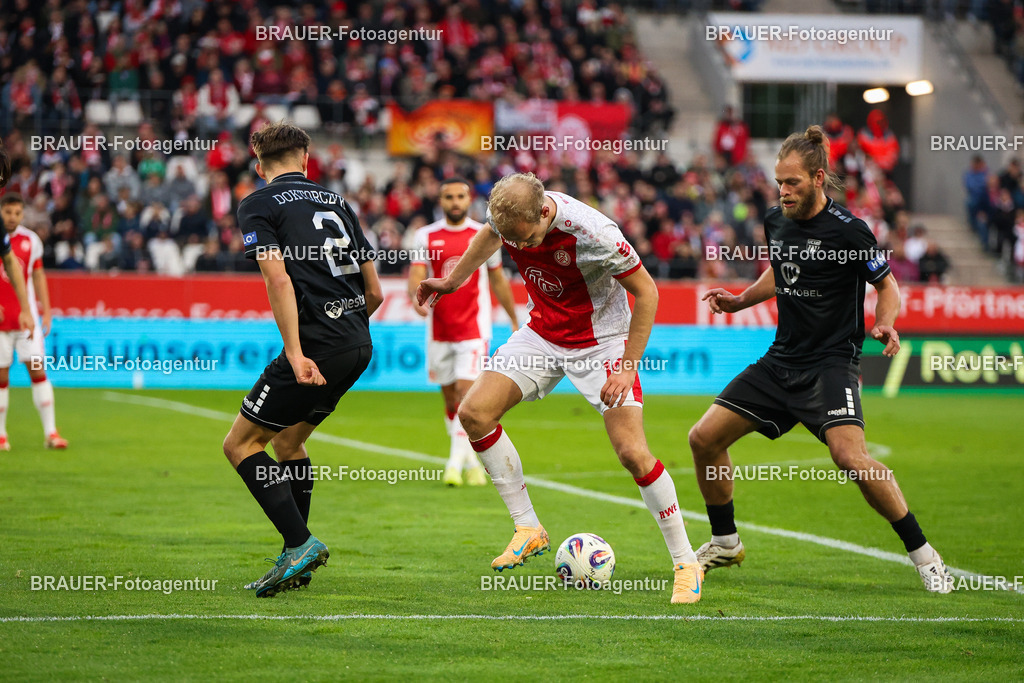 Rot-Weiss Essen - 1.Fc Schweinfurt | Essen, Deutschland, 02.11.2025 Nick Doktorczyk (1.FC Schweinfurt), Lucas Brumme  (Rot-Weiss Essen) und Kristian Böhnlein (1.FC Schweinfurt)   im Kampf um den Ballwährend des 3.Liga Spiels zwischen  Rot-Weiss Essen und 1.Fc Schweinfurt am 02.11.2025 im Stadion an der Hafenstraße in Essen. (Foto von Timo Bluhmki-Schmidt/Brauer Fotoagentur