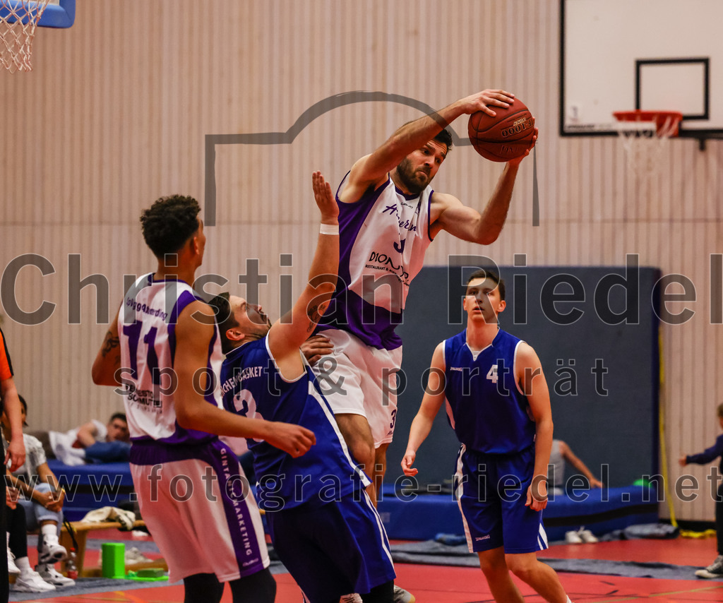 2022-05-29_046_SpVgg_Altenerding_gegen_Muenchen_Basket_2 | Erding, Deutschland, 29.05.2022:
Basketball, Bezirksliga 2021 / 2022, Herren Turnier der 2. der Aufstiegsrunden, SpVgg Altenerding gegen München Basket 2, Endergebnis: 

Luis Winkler (SpVgg Altenerding, #11), Paul Keil (München Basket, #3), +

Foto: Christian Riedel / fotografie-riedel.net