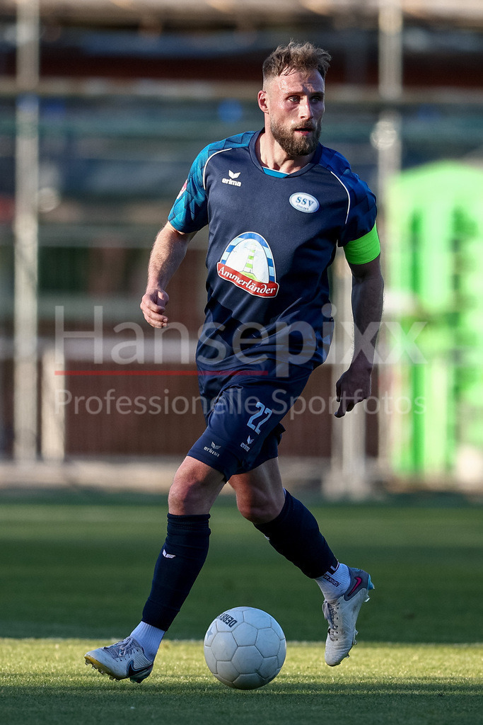 Fussball, Regionalliga Nord, SV Werder Bremen II - SSV Jeddeloh | Max Wegner (SSV Jeddeloh II, 22) am Ball, Freisteller, Einzelbild, Ganzkörper, Aktion, Action, Spielszene
