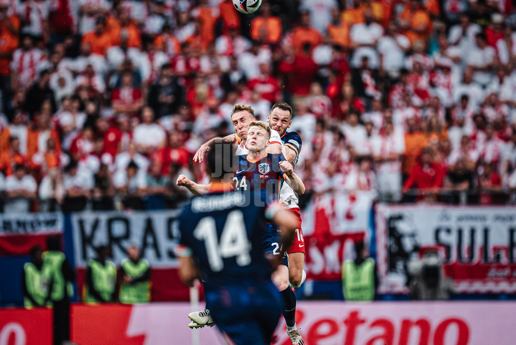 Fußball | Herren | UEFA-Fußball-Europameisterschaft 2024 | Gruppe D | Polen vs. Niederlande | 16.06.2024 | v.l. Kopfballduell zwischen Adam Buksa (#16, Polen), Jerdy Schouten (#24, Niederlande) und Stefan de Vrij (#6, Niederlande)