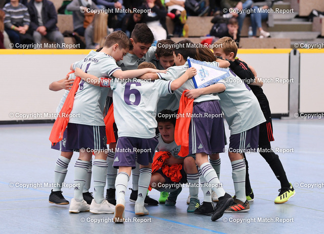 ULM | Hallenfussball U 12 Junioren Betzi Cup 2018  01.12.2018VorrundeSpvgg Moessingen - FC Bayern MuenchenJonathan Hornung (Mitte, Spvgg Moessingen) gegen Simon Zoels (li, FC Bayern Muenchen)FOTO: ULMER PressebildagenturxxNOxMODELxRELEASExx