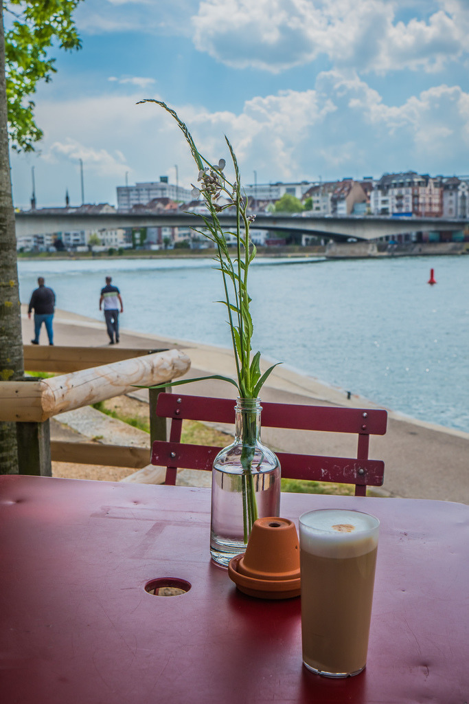 Buvette am Rhein mit Blick auf die Johaniterbrücke | Schöne Fotografien aus der Stadt und der Natur zum bestellen oder selber hochladen. Druck auf Foto, Postkarte, Kalender, FineArt Hahnemühle, Alu-Dibond , Akustikbilder zur Absorption von Schall und Lärm etc. - Realisiert mit Pictrs.com