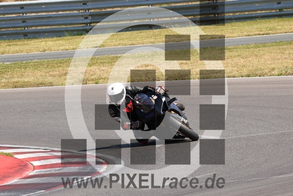 0565-20240720_02900 | Schöne Erinnerungen an spannende Momente - das festzuhalten ist unser Job. PIXELrace.de ist seit 2003 auf den Rennstrecken Europas unterwegs um die Action draußen beim Fahren und die wunderbare Stimmung imm Fahrerlager für euch einzufangen.