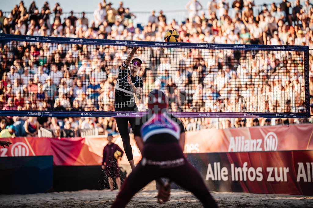 Beachvolleyball | Frauen | Deutsche Meisterschaften 2025 Timmendorfer Strand | 06.09.2025 | Cinja Tillmann beim Angriff