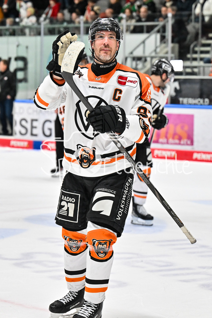 Augsburger Panther - Grizzlys Wolfsburg | AUGSBURG, GERMANY - 15. MARCH: die Spieler der Gäste bedanken sich bei den mitgereisten Fans aus Wolfsburg nach dem Match zwischen den Augsburger Panthern und den Grizzlys Wolfsburg am 52. Spieltag der Penny DEL im Curt Frenzel Stadion / Spencer MACHACEK (Grizzlys Wolfsburg 93)
