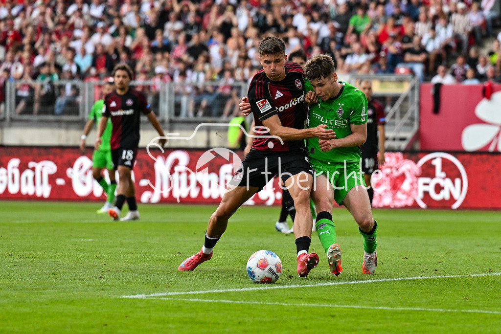 1. FC Nürnberg - Borussia Mönchengladbach | Im Duell Semir TELALOVIC (1. FC Nuernberg 9) und Lukas ULLRICH (Borussia Moenchengladbach 26) / Zweikampf / Testspiel: 1. FC Nuernberg - Borussia Mönchengladbach, Max-Morlock Stadion am 26.07.2025 / DFL REGULATIONS PROHIBIT ANY USE OF PHOTOGRAPHS AS IMAGE SEQUENCES AND/OR QUASI-VIDEO
