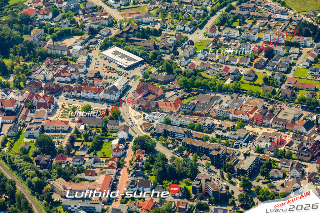 Neue Luftbildaufnahme der Stadt Bad Driburg - Das Luftbild wurde 2025 vom UL-Flugzeug heraus erstellt ( keine Drohnenaufnahme ) - Hochauflösende Luftaufnahme - für Wandbilder und großformatige Ausdrucke geeignet. Das besondere Geschenk!Hier alle&nbsp;Infos zur Lizenzierung der LuftaufnahmeWir fliegen auch dieses Jahr wieder in Ihre Region um Luftbilder zu erstellen.- Luftbild anfragen