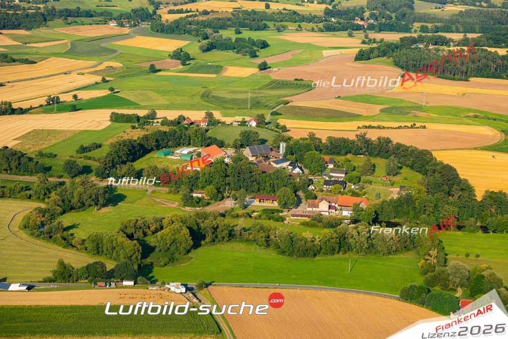 Das Luftbild zeigt : Dreschen Neudrossenfeld - Die Luftaufnahme wurde 2024 vom UL-Flugzeug aus erstellt ( keine Drohne ) - Hochauflösende Luftaufnahme - Für grossformatige Ausdrucke geeignet. Die Geschenkidee !Mit Lizenz und Bildrechte bestellbar