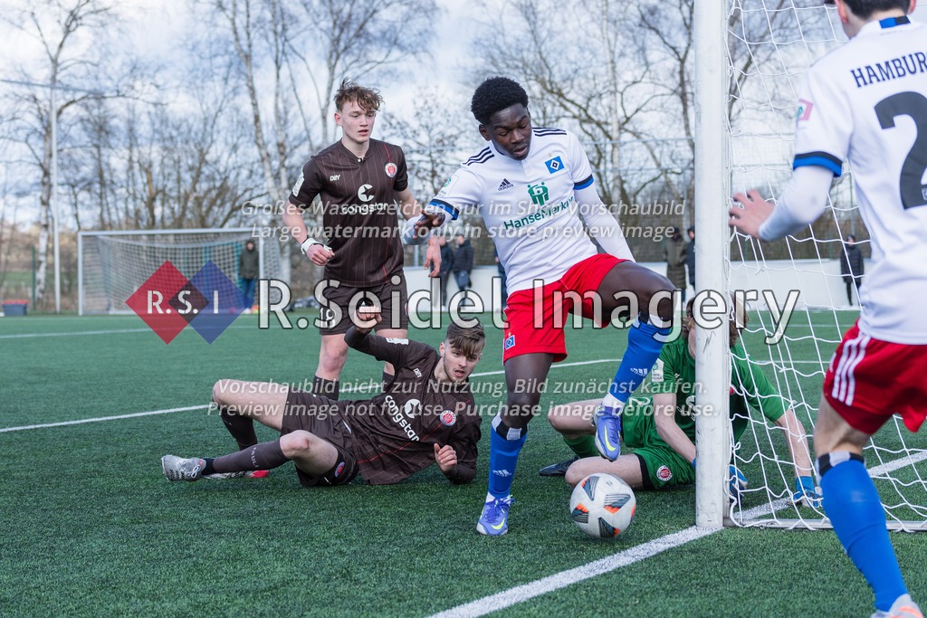 Fußball, Saison 2021/22, A-Junioren Bundesliga, Hamburger SV - FC St. Pauli, Paul-Hauenschild-Plätze (Norderstedt), 02.04.2022, 16. Spieltag | Remo Merke (#18, Pauli, Co-Kapitän), Lennart Ken Appe (#5, Pauli), Emmanuel Owusu Bediako Appiah (#27, HSV), Alex Rieseler (#12, Pauli, Torwart)