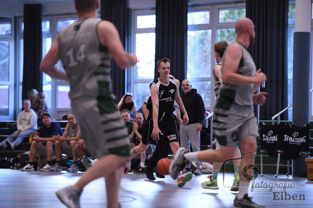 TuS Petersfehn-VfL Edewecht | Basketball Regionalliga; TuS Petersfehn (grau)-VfL Edewecht (schwarz) am 30.11.2025 in Petersfehn (Sporthalle Petersfehn), Photo: Philip Eiben 2025 - Realisiert mit Pictrs.com