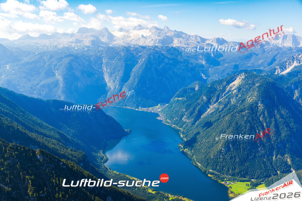 Klassische Luftaufnahme ohne Drohne zeigt:Hallstätter See bei Hallstatt - Die Luftbildaufnahme wurde 2025 vom UL-Flugzeug heraus erstellt ( keine Drohne ) - Hochauflösende Luftaufnahme -Nicht vergleichbar mit Google Maps oder Satelittenbilder- Die Geschenkidee !Mit Lizenz und Bildrechte bestellbar