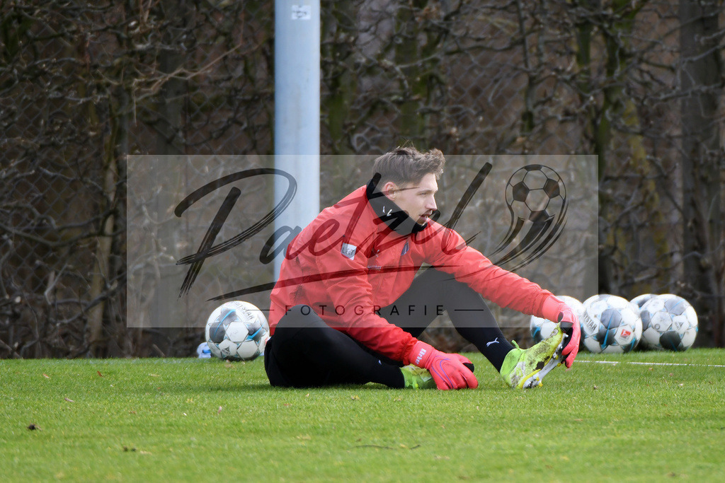 20200221_TRAOSN_0046 | Fussball, Herren: Torhueter Nils Koerber (VfL Osnabrueck) schaut waehrend der Trainingseinheit des VfL Osnabrueck im Sportpark Illoshoehe am 21.02.2020 in Osnabrueck, Deutschland. - Realisiert mit Pictrs.com