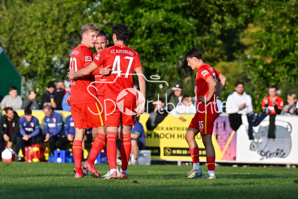 FC Augsburg - SSV Ulm 1846 Fussball | Jubel der Augsburger nach dem Treffer zum 1-0 durch Phillip TIETZ (FC Augsburg 21) / Tor / Torschuetze / Freude / Happy / Testspiel: FC Augsburg - SSV Ulm 1846 Fussball; TSV Burgau Sportzentrum am 08.10.2025
