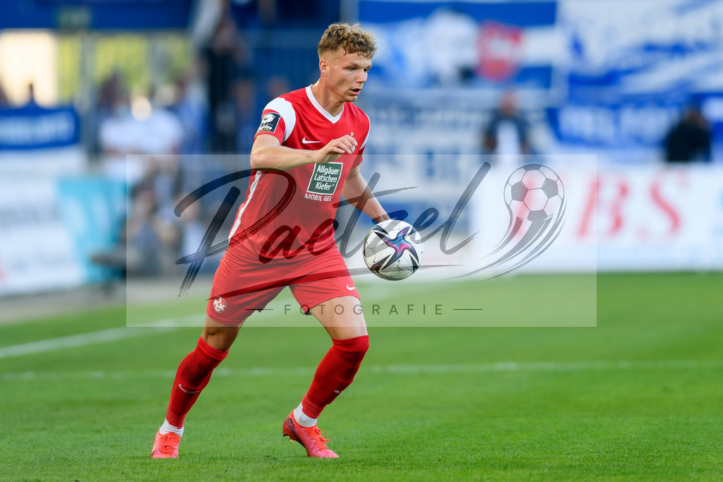 FCMFCK20210904_145 | Fussball, Herren: Philipp Hercher (1. FC Kaiserslautern) in Aktion, am Ball, Einzelaktion beim Spiel der 3. Liga zwischen 1. FC Magdeburg und 1. FC Kaiserslautern in der MDCC-Arena am 04.09.2021 in Magdeburg, Deutschland.DFB / DFL REGULATIONS PROHIBIT ANY USE OF PHOTOGRAPHS AS IMAGE SEQUENCES AND/OR QUASI-VIDEO. - Realisiert mit Pictrs.com