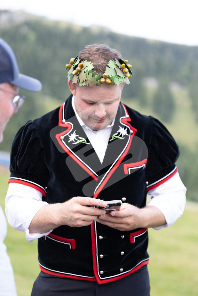 Rigi2025_3215 | Die Schwinger des Schwyzer Kantonalen Schwingerverbandes: Fotos, die Dynamik und Leidenschaft festhalten, sowie emotionale Momente aus dem traditionellen Schwingsport zeigen. - Realisiert mit Pictrs.com