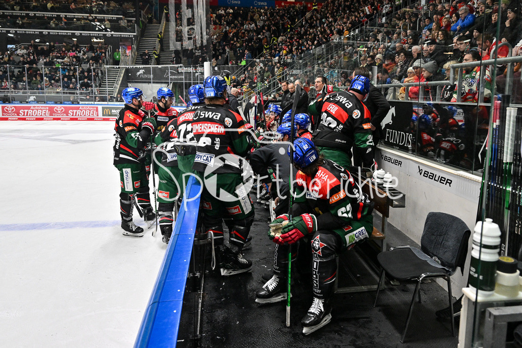 Augsburger Panther - Löwen Frankfurt  | Die Augsburger Panther lauschen Larry MITCHELL Headcoach Augsburger Panther in einer Auszeit / DEL: Augsburger Panther - Loewen Frankfurt, Curt Frenzel Stadion am 12.01.2025