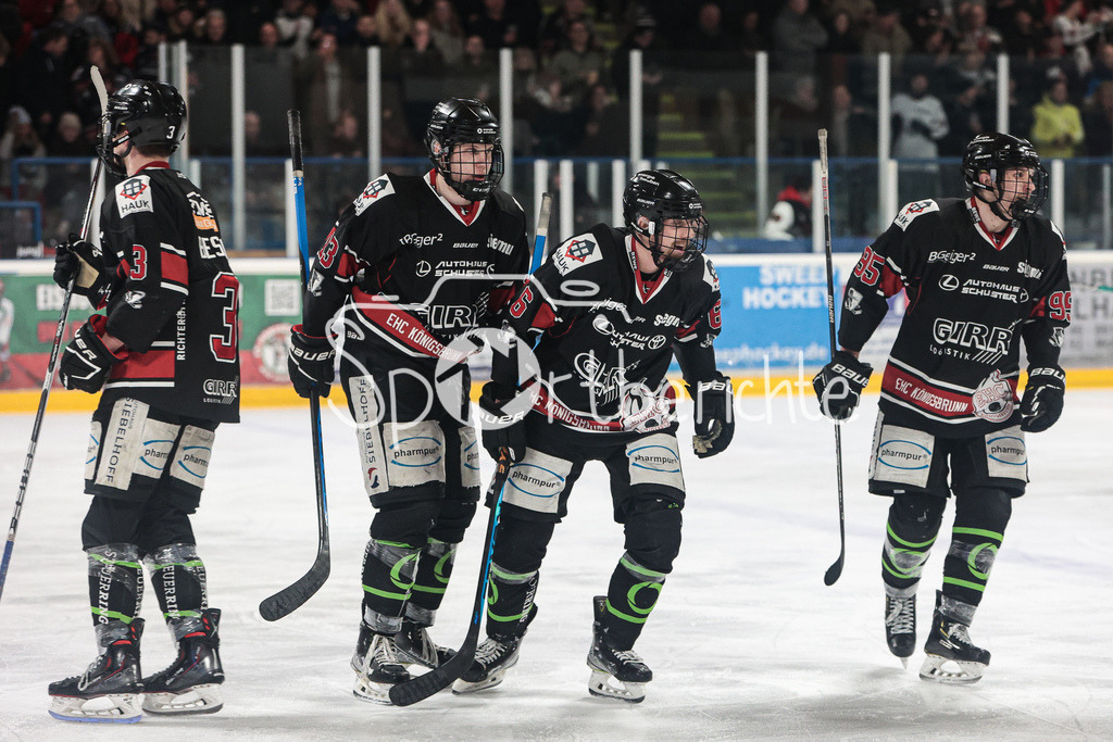 EHC Königsbrunn - TEV Miesbach | Jubel der Hausherren nach dem Treffer zum 4-1 durch Max LUKES (EHC #95) / Jubel / Tor / Freude