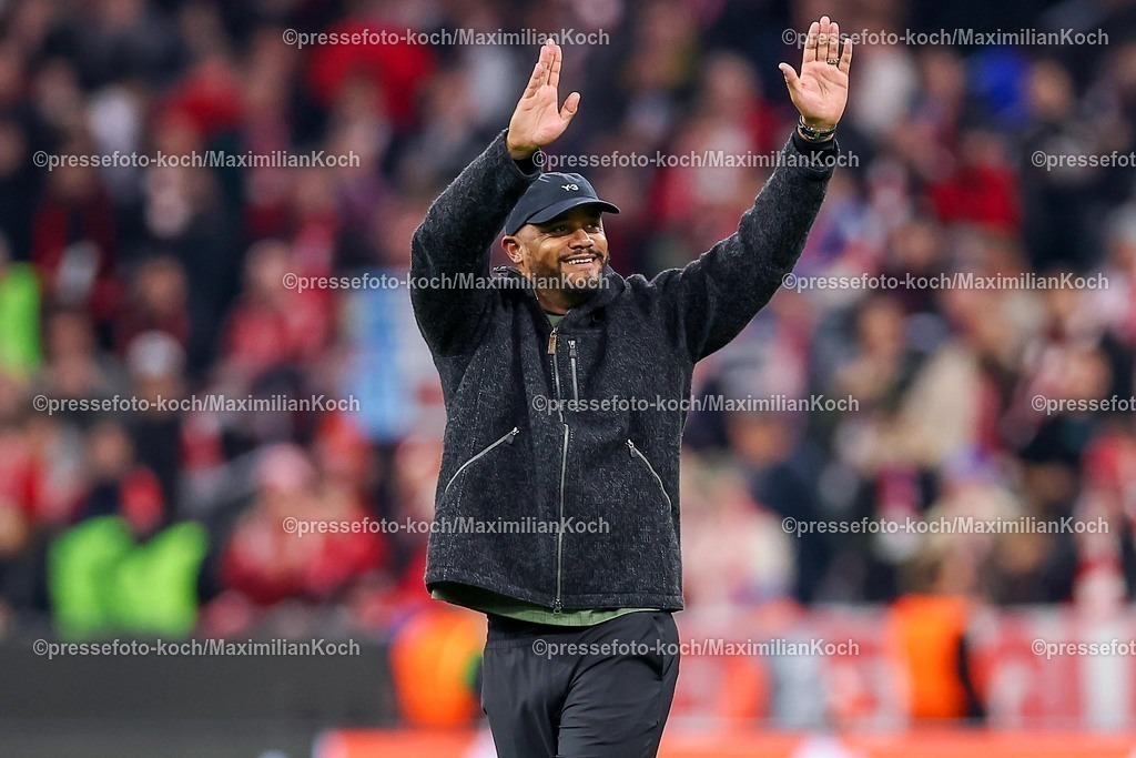 UCL22102501122 | 22.10.2025, Fußball, UEFA Champions League, FC Bayern München - Club Brügge, Allianz Arena, Saison 2025 2026: Abschlussjubel nach dem 4:0 Sieg der Bayern. Cheftrainer Vincent Kompany (FC Bayern Muenchen #hc) grüßt jubelnd in die FankurveRegulations prohibit any use of photographs as image sequences and or quasi-video.