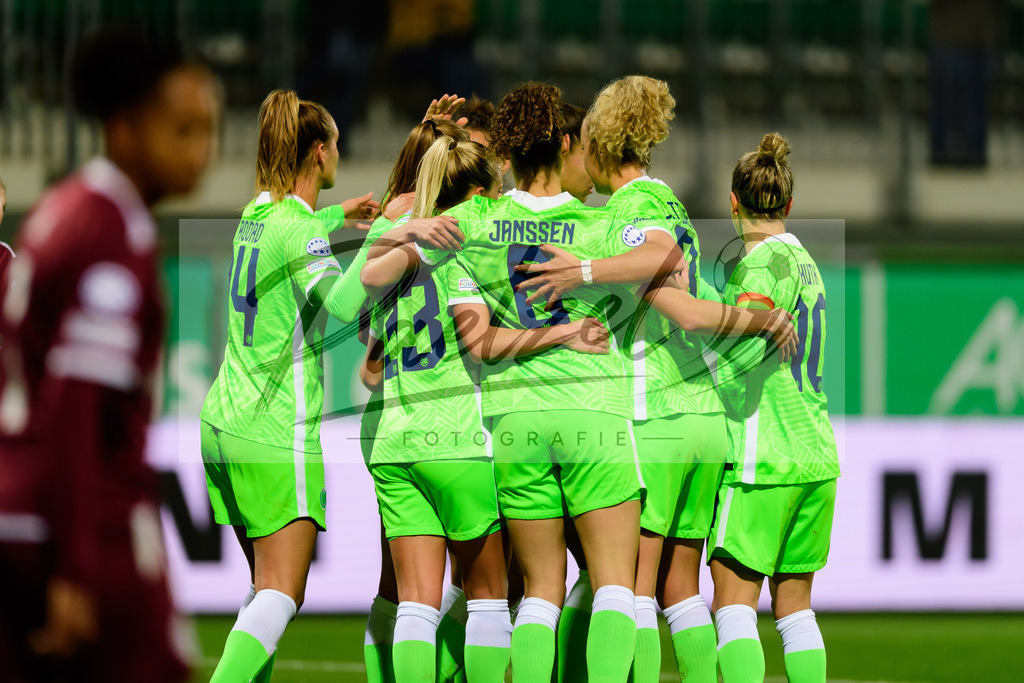 WOBSER20211013_017 | Fussball, Frauen: Tabea Wassmuth (VfL Wolfsburg) Torjubel, jubelt mit ihrer Mannschaft nach dem Treffer zum 2:0 beim Spiel der UEFA Women´s Champions League zwischen VfL Wolfsburg und Servette FC im AOK-Stadion am 13.10.2021 in Wolfsburg, Deutschland. - Realisiert mit Pictrs.com