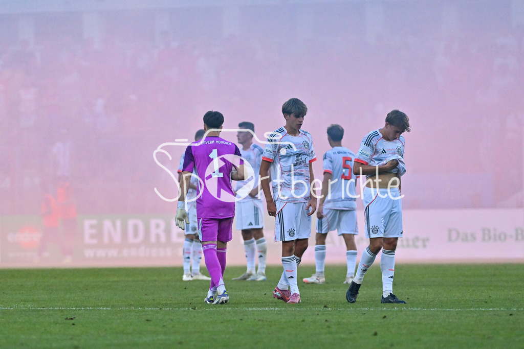 SpVgg Unterhaching - FC Bayern Amateure | Nachdenkliche Spieler der Bayern Amateure im Nebel von Unterhaching / Pyrotechnik / Regionalliga Bayern: SpVgg Unterhaching - FC Bayern München II; Uhlsport Park am 15.08.2025