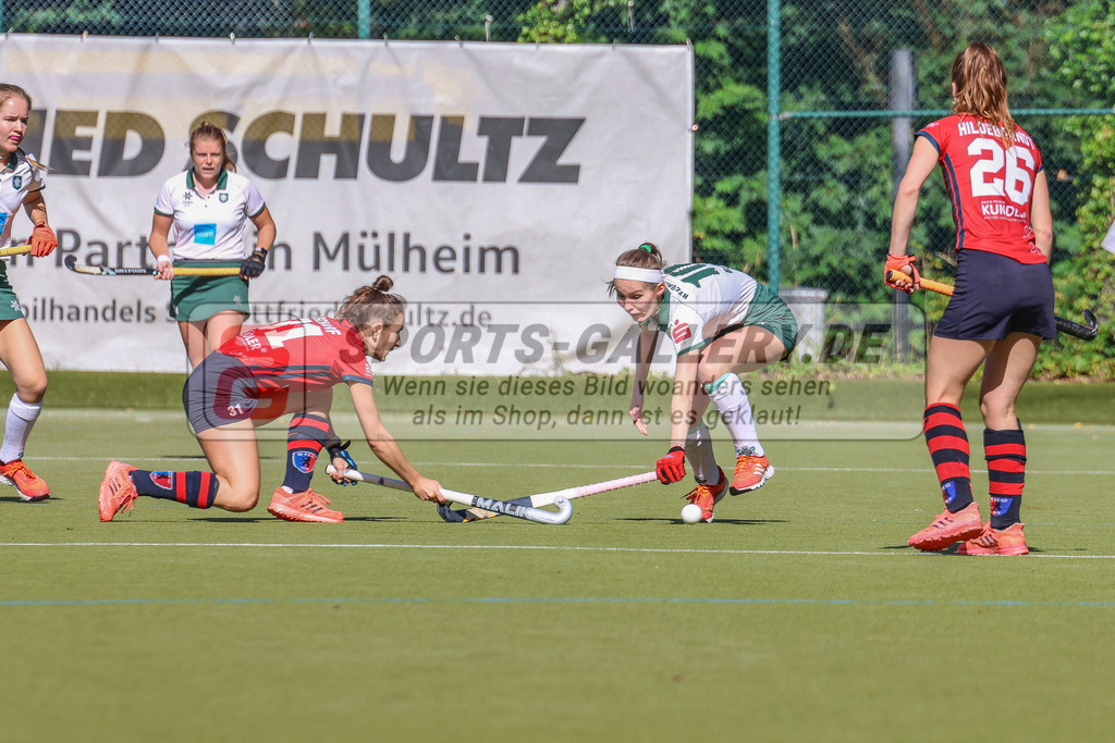 MJ_2022-09-25_HTCU-BHC-56 | Antonia Patzelt (Berliner HC #11), Katharina Barth (Uhlenhorst Mülheim #10) &amp; Sophie Hildebrandt (Berliner HC #26), Uhlenhorst Mülheim - Berliner HC am 25.9.2022 im Waldstadion, Mülheim a. d. Ruhr