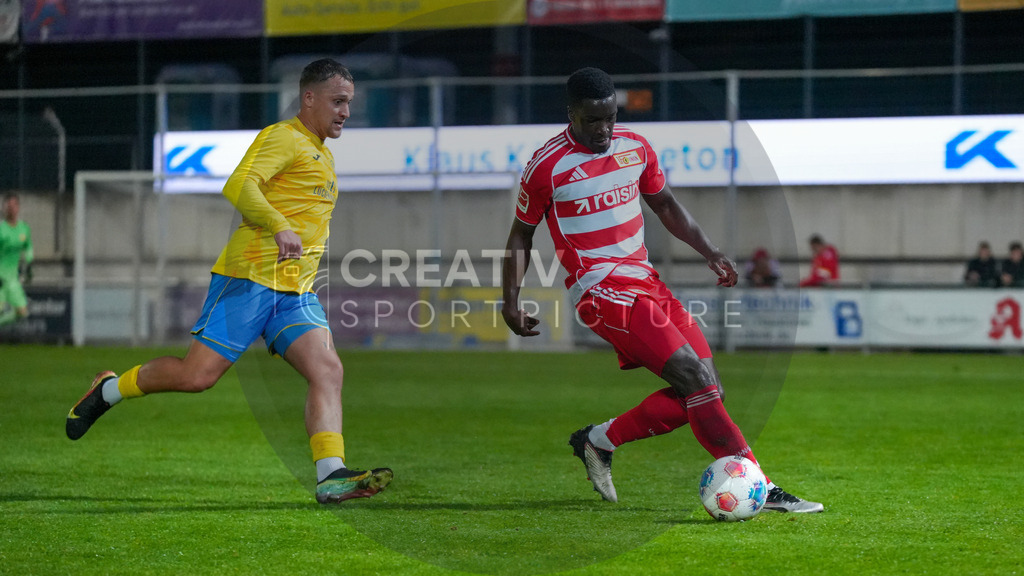 Fußball, Herren, Saison 2025/2026, Testspiel, Freundschaftsspiel, FSV 63 Luckenwalde vs. 1.FC Union Berlin, Mittwoch 08.10.2025, Werner-Seelenbinder-Stadion Luckenwalde, | Fußball, Herren, Saison 2025/2026, Testspiel, Freundschaftsspiel, FSV 63 Luckenwalde vs. 1.FC Union Berlin, Mittwoch 08.10.2025, Werner-Seelenbinder-Stadion Luckenwalde, Im Bild: Lucas Will (l. Luckenwalde) und Stanley Nsoki (r. Union) - Realisiert mit Pictrs.com